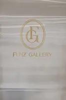 골드 로고가 돋보이는 FUNZ GALLERY 시그니처 월